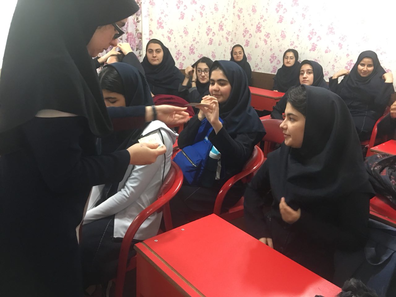 توزیع کارت بیمه دانش آموزان عزیز دبیرستان 